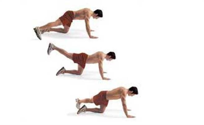 1. 跪地交叉（图／全球健身中心）