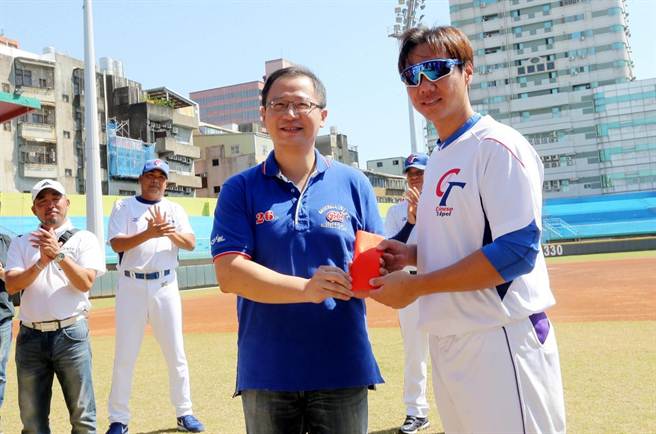 吳志揚視察12強中華隊。(中職提供)