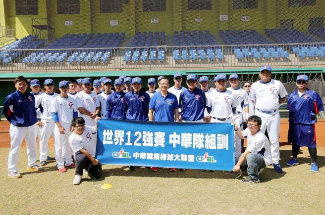 吳志揚視察12強中華隊。(中職提供)