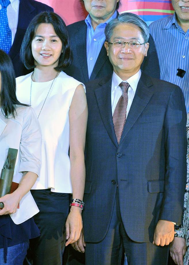 彭雪芬（左）近年常陪老公吳東亮（右）出席活動。（資料照片，王爵暐攝）