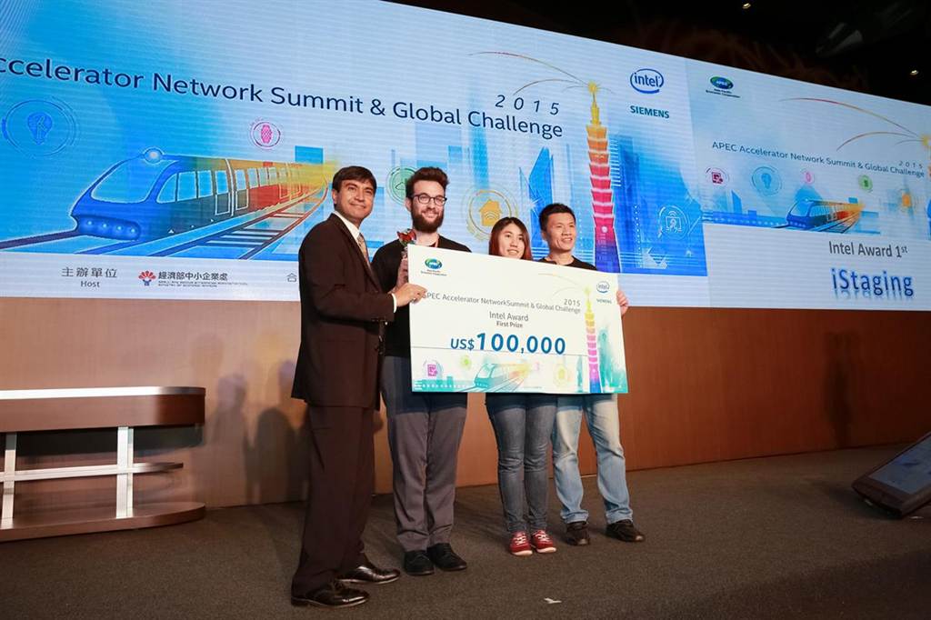 2015 APEC全球創業挑戰賽結果出爐，來自台灣的iStaging團隊拿下第一名，獲得十萬美元獎金。 左起：Achintya K. Bhowmik