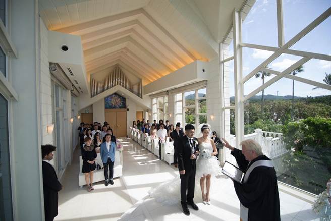 Gigi、史丹利邀40名親友到沖繩教堂見證浪漫婚禮。（圖／華德培婚禮）