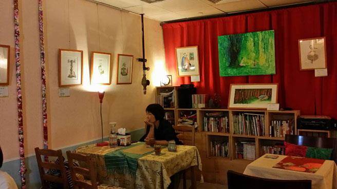 程子洁「面对谎言─面对的真实」画展在富有文艺沙龙气息的咖啡馆展出。(徐秀娥摄)
