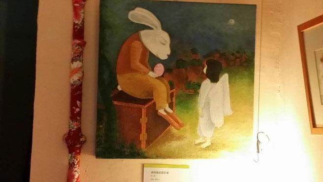 《復活节彩蛋》中人兔与小天使对话的画面，免子造型十分特别，极具渲染力。(徐秀娥摄)
