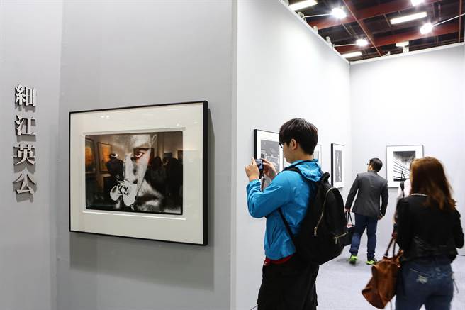 德鴻畫廊也推出日本攝影大師細江英公拍攝三島由紀夫的《薔薇刑》多幅原作，觀者可透過這些原作看到許多書上看不到的影像細節。（鄧博仁攝）