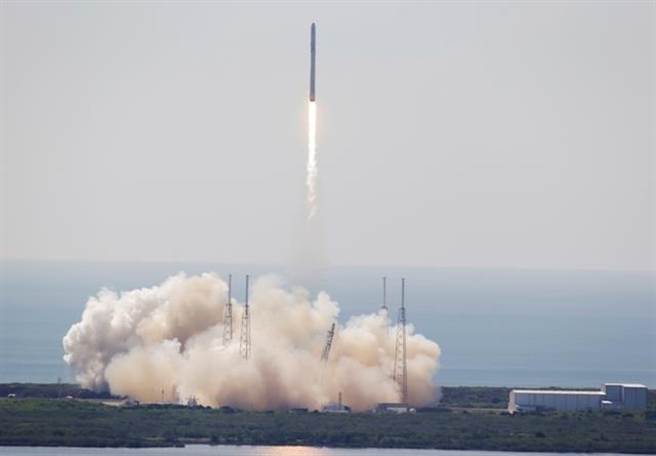 太空探索科技公司设计制造的运载火箭6月28日从佛罗里达州发射。(图\美联社)