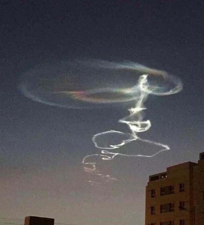 中國媒體傳出，北京11月1日進行了導彈攔截的飛行測試，而網路上也出現疑似導彈航跡雲的照片。（圖/取材中國網路）