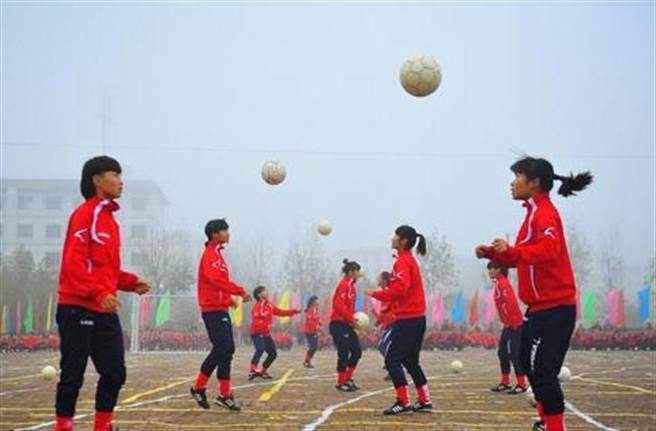 學生在河南省青少年少林足球訓練基地踢球。(取自大公網)