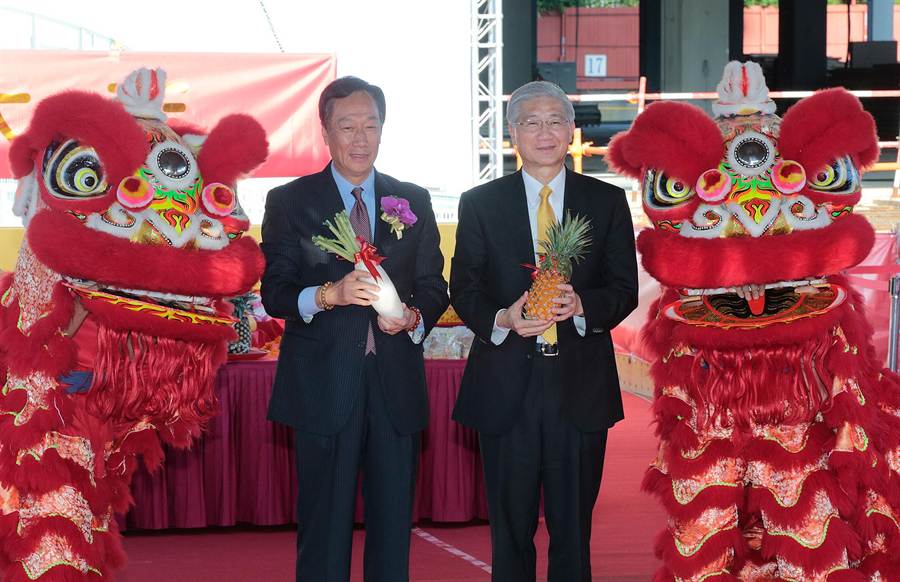 永齡基金會創辦人郭台銘（左）、台大校長楊泮池手持菜頭與鳳梨出席慶祝儀式。（方濬哲攝）