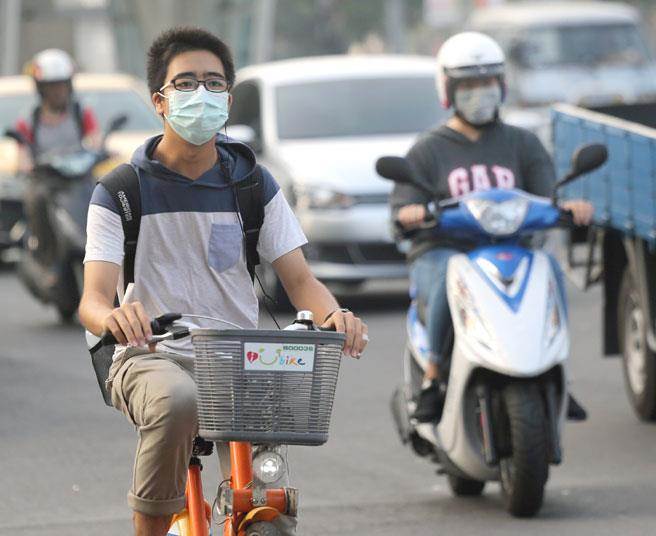 環保署修法，未來PM2.5達350微克禁開車、騎車。日前台中空氣細懸浮微粒濃度達到「紫爆」最嚴重等級；自行車、機車騎士紛紛戴口罩上路。（資料照片 范揚光攝）


