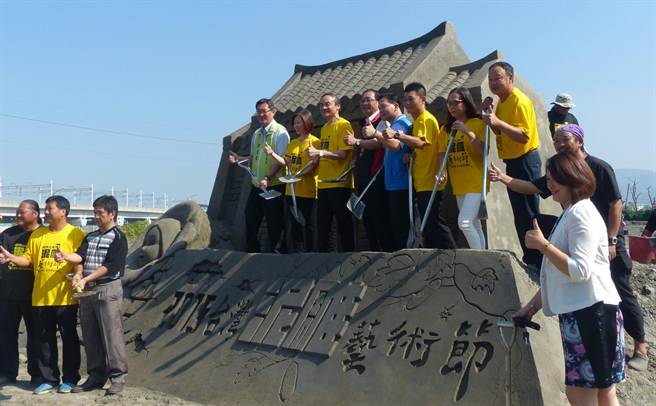 國內首見的彰化田中「泥」雕節，將於27日在高鐵彰化站南側稻田盛大登場。（洪璧珍攝）