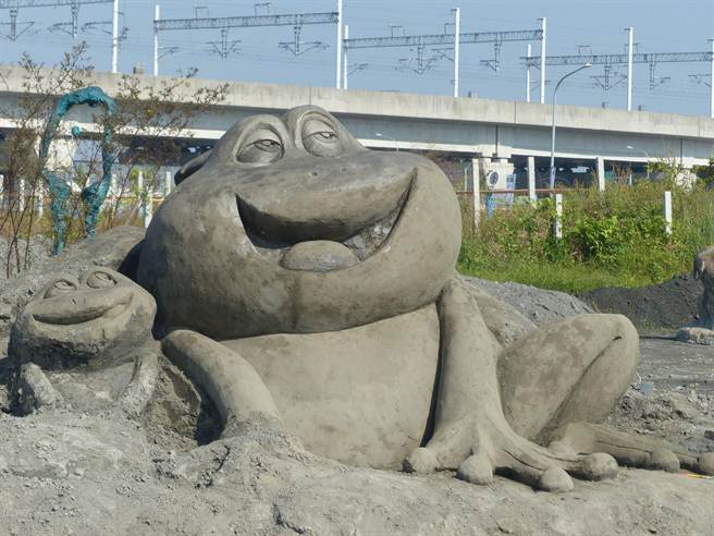 稻田中常見的青蛙開懷大笑，讓人看了也莞薾。（洪璧珍攝）