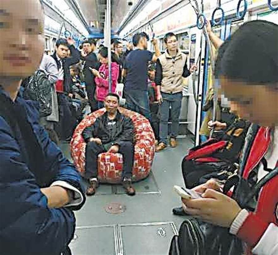 重慶大叔自備沙發乘地鐵，十分霸氣。（圖／微博）