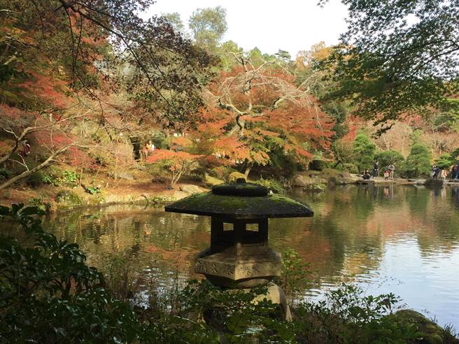 關東賞紅葉名景點成田山公園紅葉映池面 國際 中時