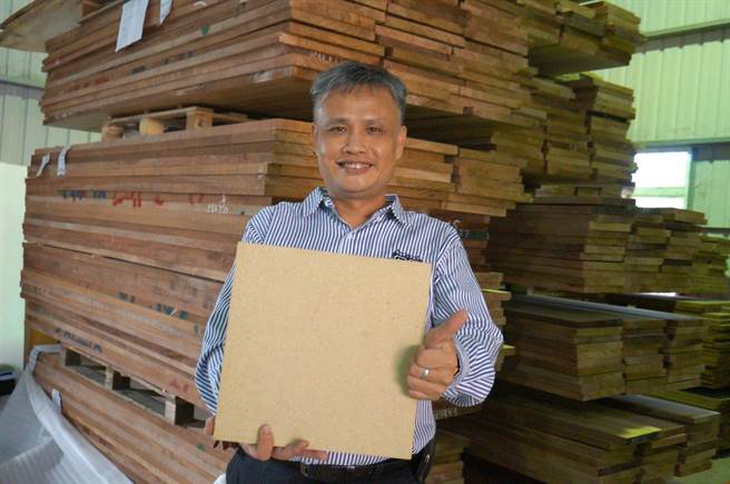 「美木家木地板」總經理陳正彥研發零甲醛、零砍伐的木地板材質。（盧金足攝）