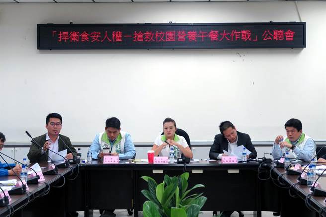 6小福議員邱俊憲（左起）、李柏毅、高閔琳、何權峰、簡煥宗，連袂召開營養午餐公聽會。（議會提供）
