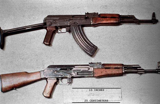 AK-47步槍在歐洲有各種不同生產國，價格也不同，最便宜的約二萬多元台幣一把，最貴約3萬5台幣。歐洲黑槍氾濫，導致恐攻每每造成重大死傷。（圖／維基百科）