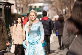 金素妍扮Elsa狂奔街頭  驚鴻一瞥開場引注目