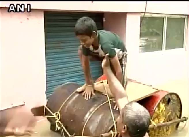 當地居民以油桶、香蕉樹樹幹等物品製成筏子避難。(取自ANI推特)