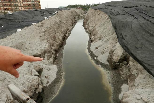 台中清水海濱里的農地灌溉水路遭到不法回填底渣阻斷。（看守台灣協會提供）