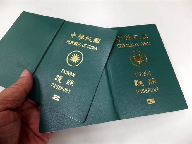 有網友日前因在護照貼上了台灣國貼紙在入境新加坡時遭遣返。外交部重申護照為公文書，切勿變更以免影響旅遊權益。(資料照,高興宇攝)