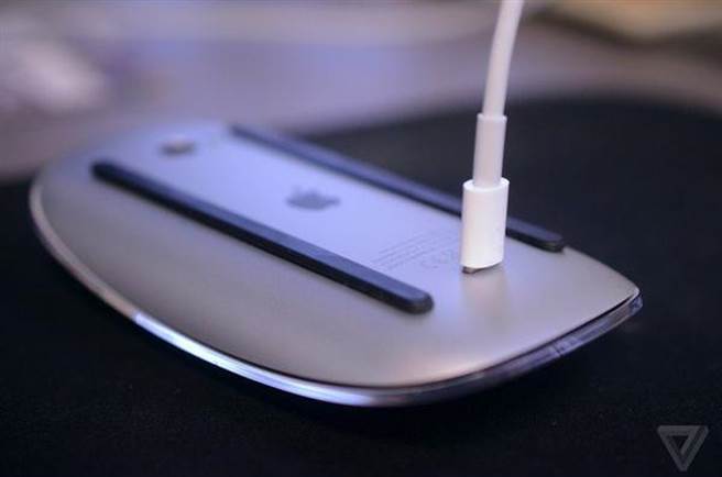 Apple Magic Mouse 2怪異的充電方式，在推出之時就曾引起議論。(圖／翻攝The Verge)