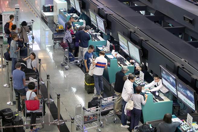 每当旅游旺季，机场人潮川流不息。（本报系资料照／陈麒全摄）