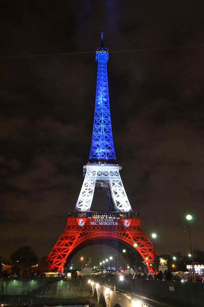 遭受恐怖攻击后，外交部一度调升法国旅游警戒。(本报系资料照)