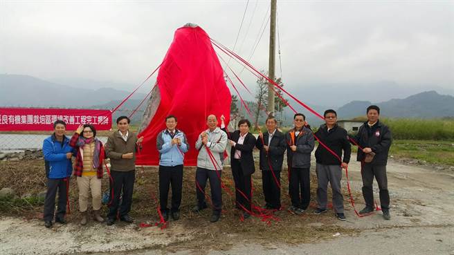 長良有機集團栽培區在李蒼郎（左5）帶領下進行揭牌儀式。（楊漢聲攝）