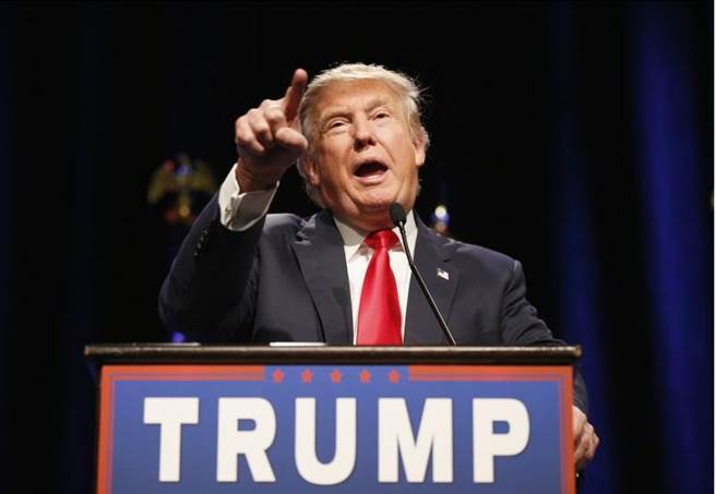 共和黨總統參選人川普，公開批評希拉蕊去上廁所很「噁心」，還用男性生殖器的粗俗詞彙形容她在2008年民主黨黨內初選輸給歐巴馬。(圖:美聯社檔案照)