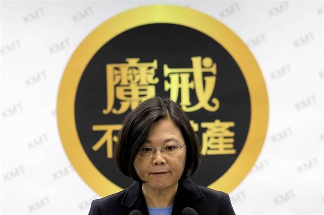 民进党主席蔡英文中常会后召开记者会，呼吁国民党选前冻结党产处分。（黄世麒摄）