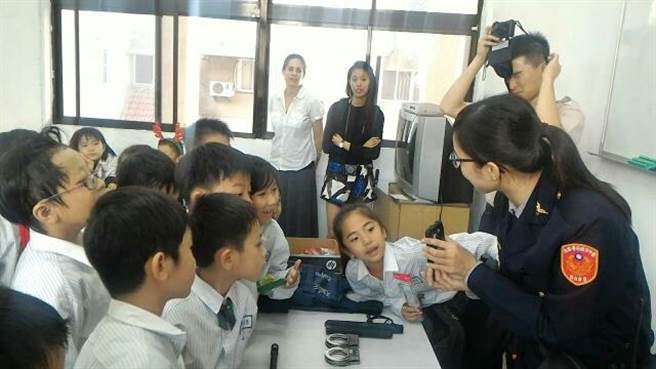 小二生聖誕節報佳音警察笑開懷 社會 中時