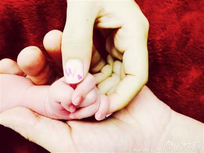 章子怡在微博貼照，透露27日已生下女兒！（圖／取自章子怡微博）
