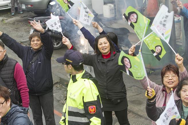 民眾挥旗欢迎。（陈仁萱摄）