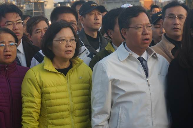 民进党总统候选人蔡英文清晨参加桃园元旦升旗典礼，唱国歌时被媒体察觉漏字、眼眶泛泪。（杨宗灏摄）