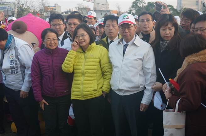 民进党总统候选人蔡英文清晨参加桃园元旦升旗典礼，唱国歌时被媒体察觉漏字、眼眶泛泪。（杨宗灏摄）