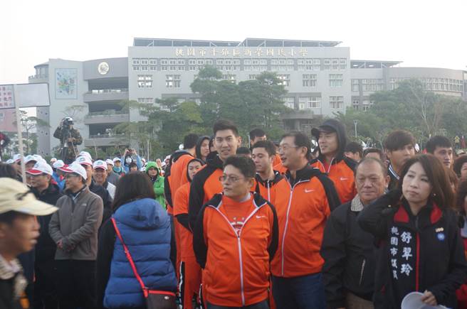 中华职篮璞园看板球星毛加恩也参加桃园元旦升旗典礼。（杨宗灏摄）