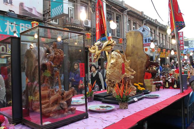 精湛的木雕工藝也端上桌宴。宛如藝術盛宴。（吳敏菁攝）