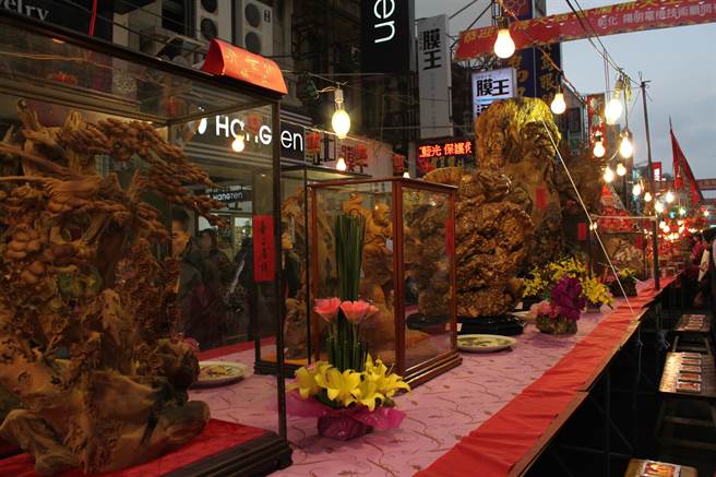 鹿港天后宮桌宴木雕價值連城。（吳敏菁攝）