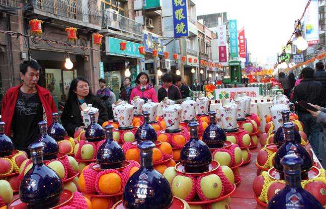 鹿港天后宮桌宴滿桌陳年老酒，價值不斐。（吳敏菁攝）
