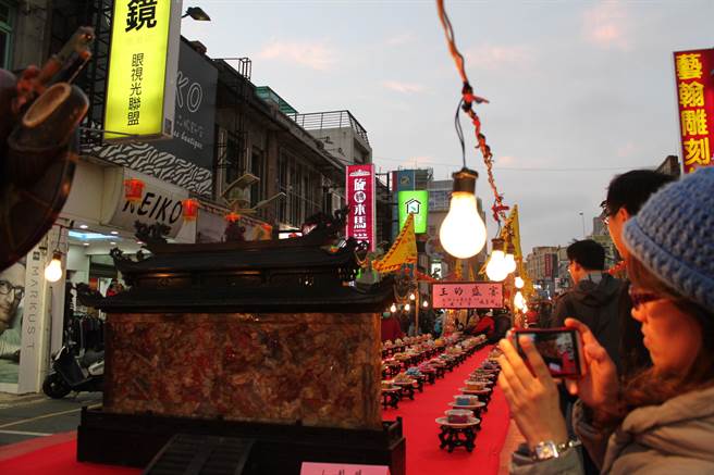 雞血石掀起驚艷。（吳敏菁攝）