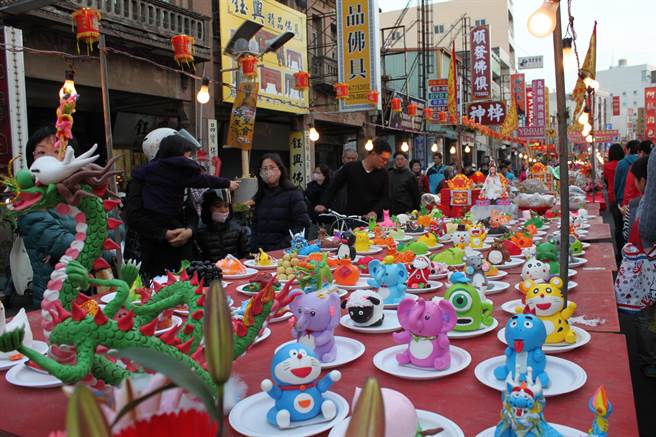 卡通造型的工藝，也讓小朋友喜愛有加。（吳敏菁攝）
