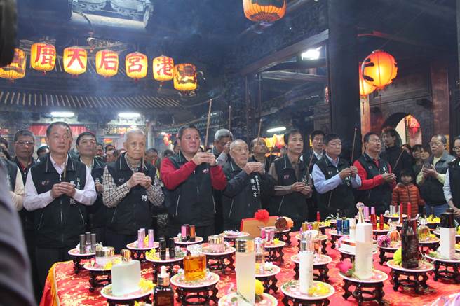 鹿港天后宮主委張偉東率委員向媽祖上香。（吳敏菁攝）