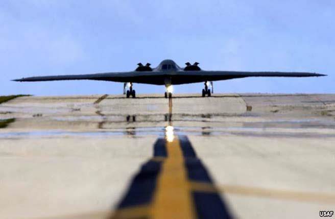 B-2隐形轰炸机在关岛的安德森空军基地降落，该基地能起降重量级轰炸机。（图取自美国空军网）