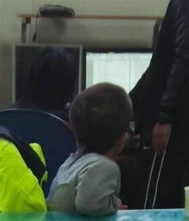 身障母子同染毒瘾，警方爱莫能助。（翻摄）