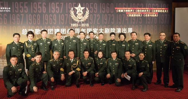 搜狐娛樂今日報導，成立超過60年的中國人民解放軍總政歌舞團等劇團皆已正式摘牌。(新華社)
