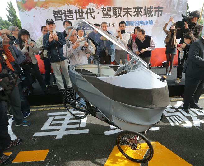 資策會今日公佈全球首輛無人智慧車。（趙雙傑攝）