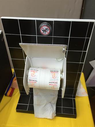 上廁所沒衛生紙 學生發明感應架獲獎