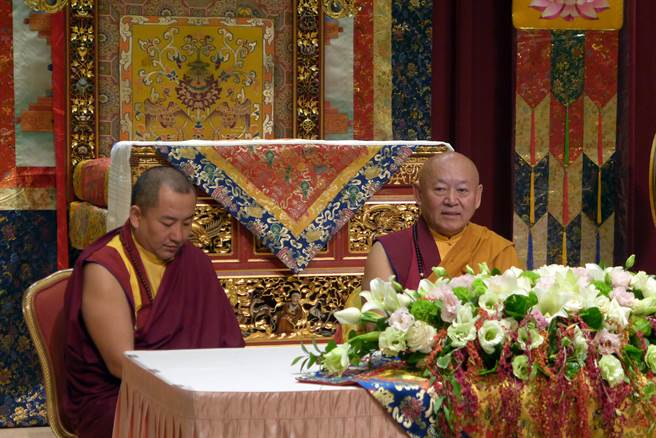 藏傳佛教直貢澈贊法王(右)談及台灣選舉，認為選舉期間的民心浮動、緊張情況有改善，是好的發展。(林欣儀攝)