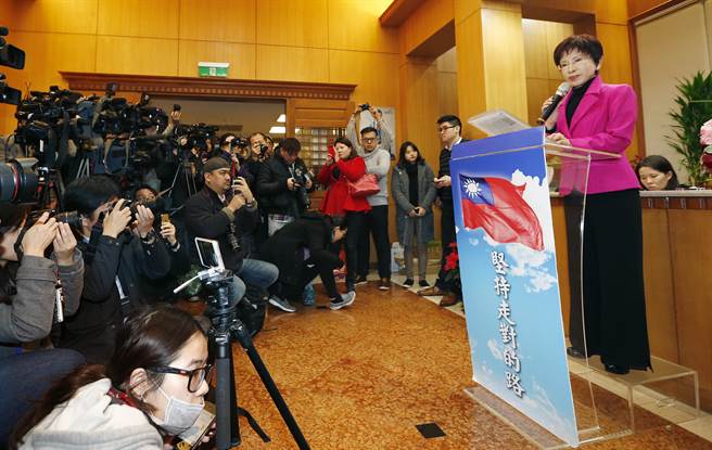 立法院副院長洪秀柱20日舉行記者會宣布參選國民黨主席，吸引大批媒體採訪。（姚志平攝）